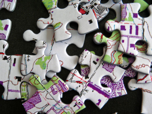 Une image de pièces de puzzle dans une pile